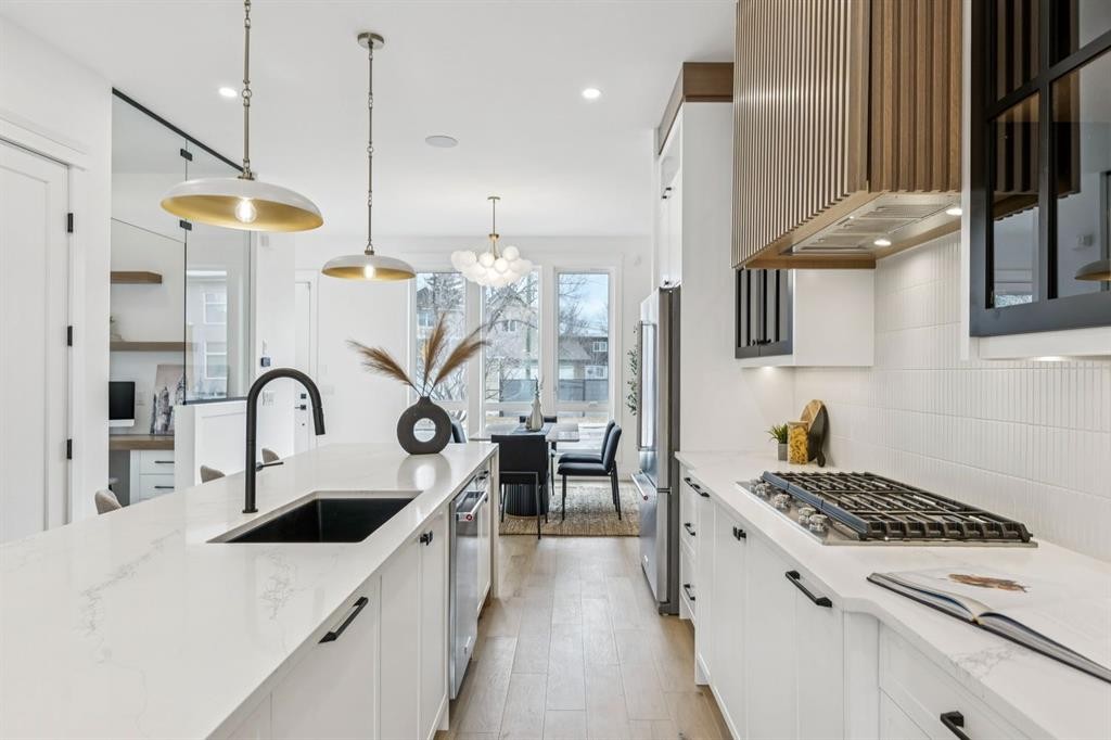 525 32 Street Nw, Calgary, AB - Indoor Photo Showing Kitchen With Upgraded Kitchen