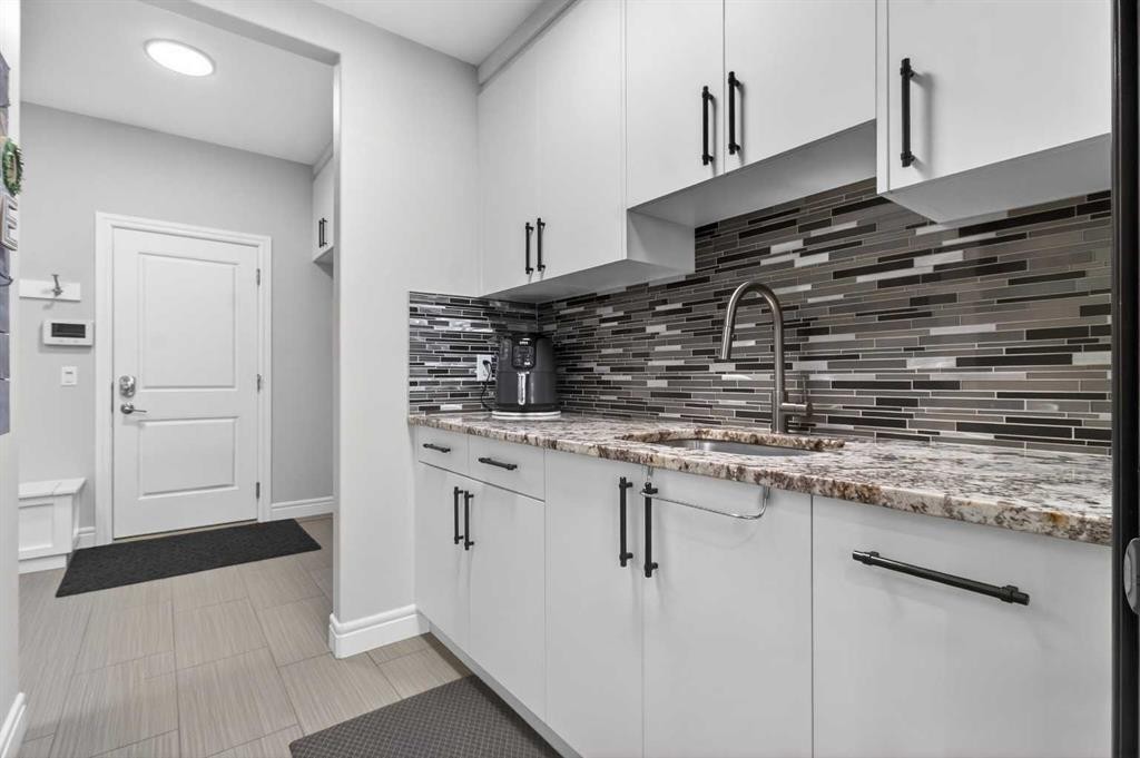264 Stonemere Close, Chestermere, AB - Indoor Photo Showing Kitchen With Upgraded Kitchen