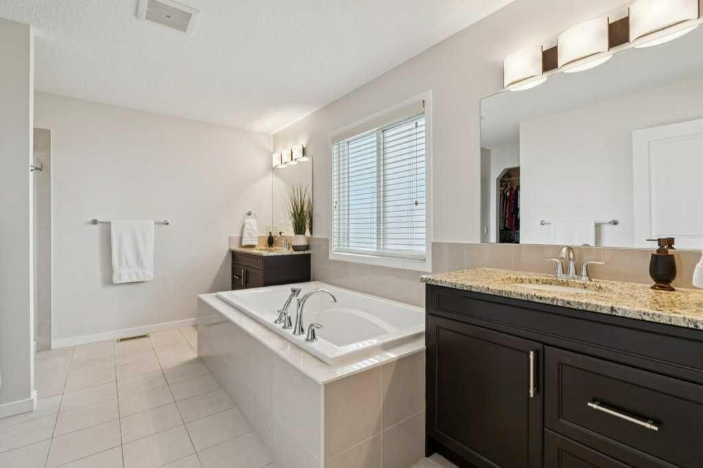 1173 Brightoncrest Common Se, Calgary, AB - Indoor Photo Showing Bathroom