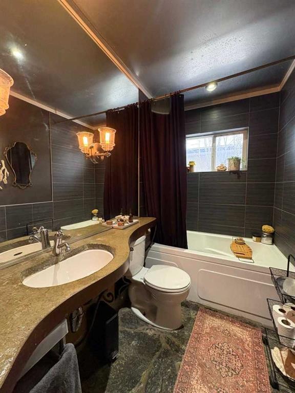 29 Windermere Road Sw, Calgary, AB - Indoor Photo Showing Bathroom