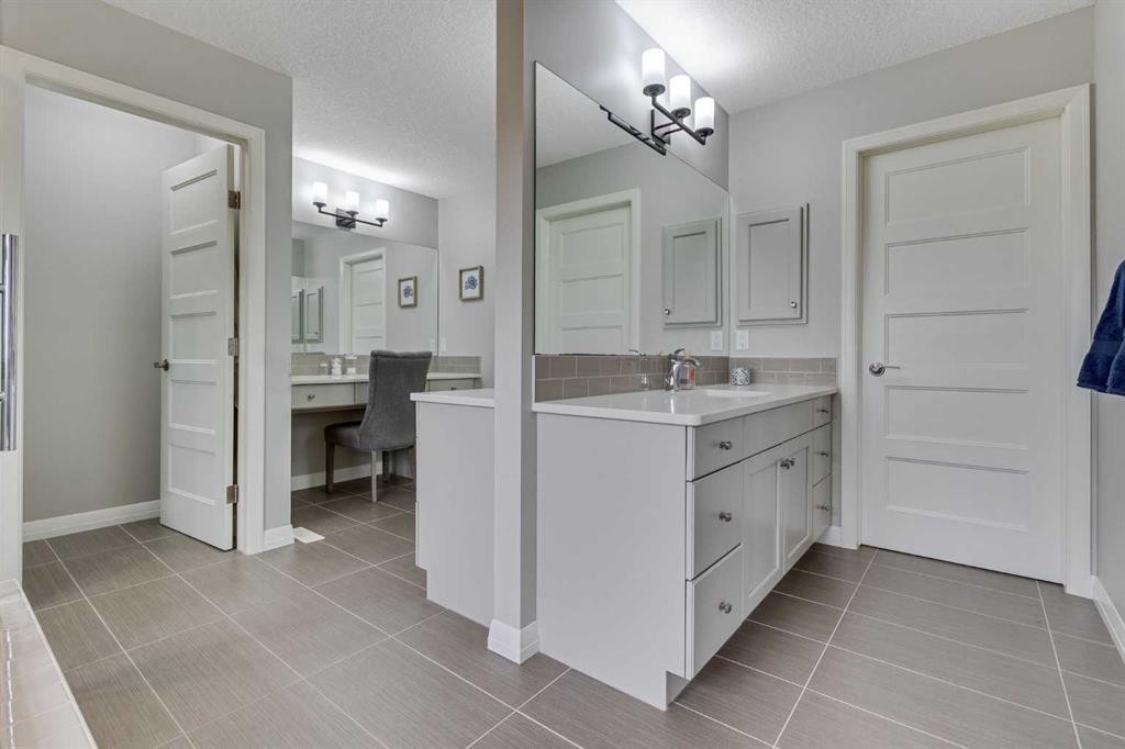 55 Sage Bluff Green Nw, Calgary, AB - Indoor Photo Showing Bathroom