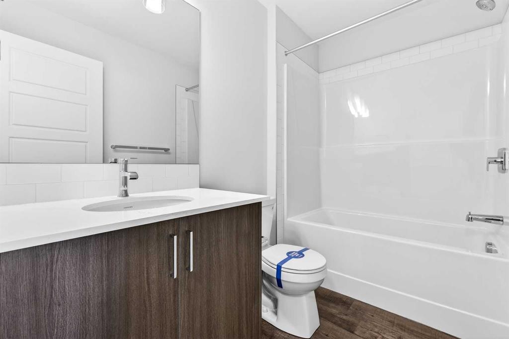 121-1750 Rangeview Drive Se, Calgary, AB - Indoor Photo Showing Bathroom