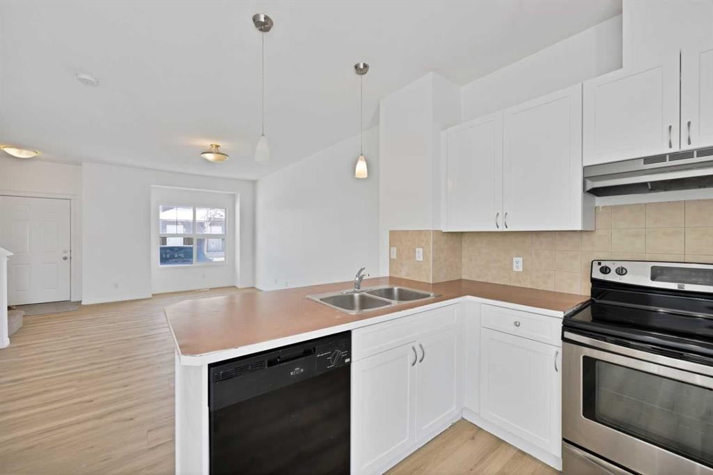 3503-111 Tarawood Lane Ne, Calgary, AB - Indoor Photo Showing Kitchen With Double Sink