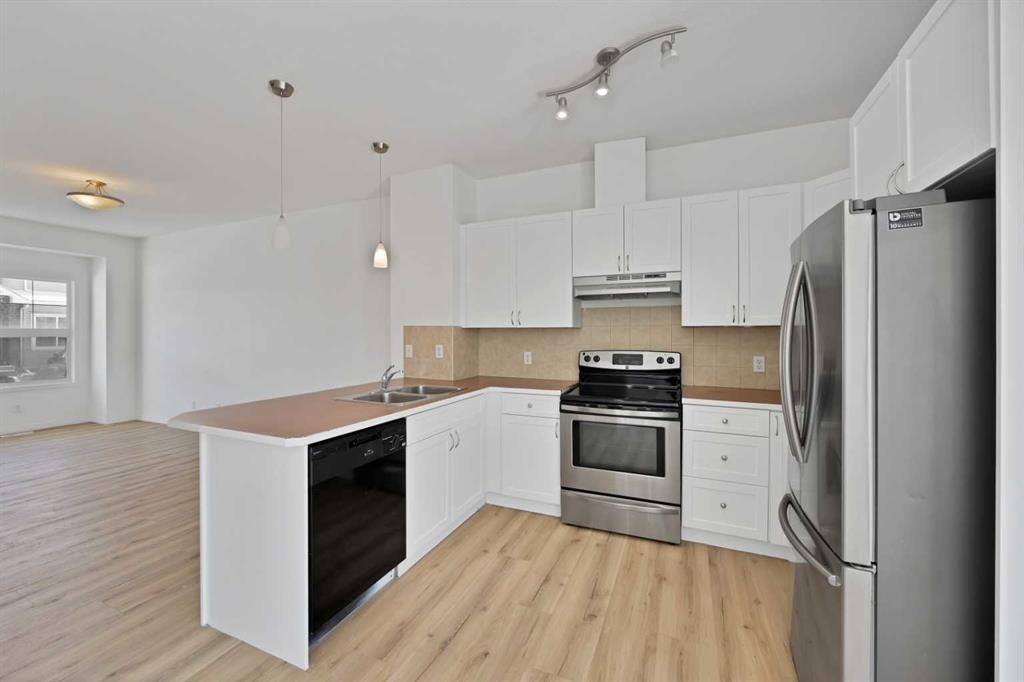 3503-111 Tarawood Lane Ne, Calgary, AB - Indoor Photo Showing Kitchen With Double Sink