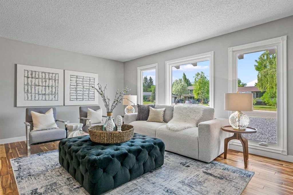 308 Parkridge Green Se, Calgary, AB - Indoor Photo Showing Living Room