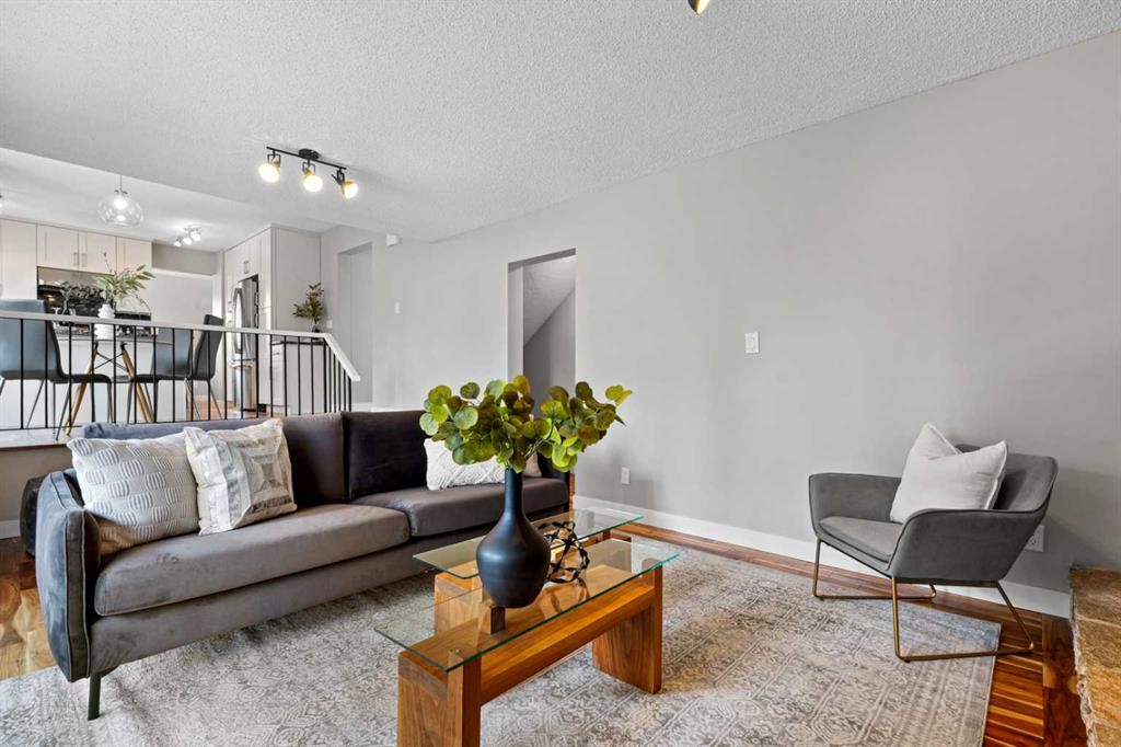 308 Parkridge Green Se, Calgary, AB - Indoor Photo Showing Living Room