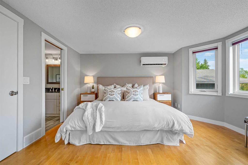 308 Parkridge Green Se, Calgary, AB - Indoor Photo Showing Bedroom