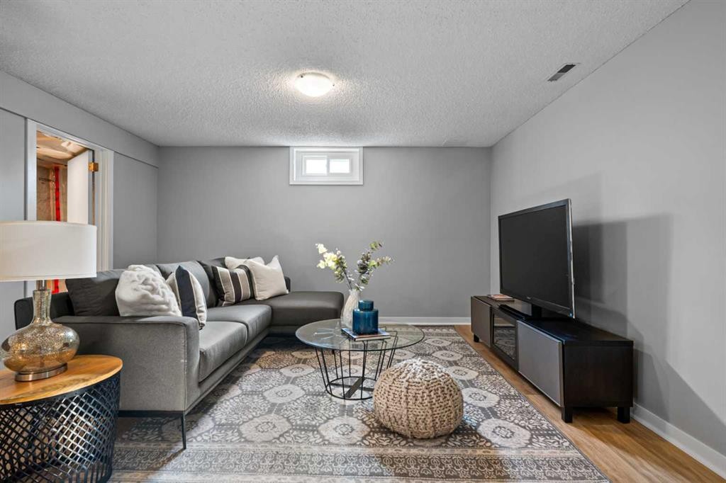 308 Parkridge Green Se, Calgary, AB - Indoor Photo Showing Living Room