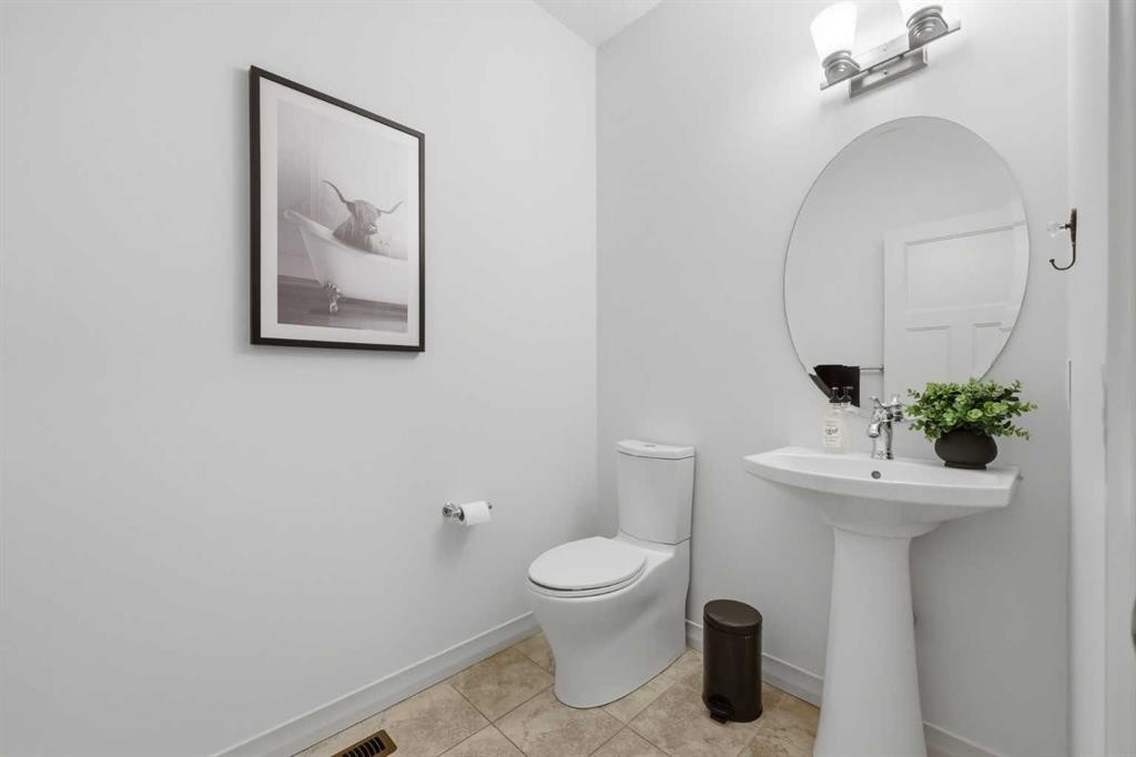 344 Sunset View, Cochrane, AB - Indoor Photo Showing Bathroom