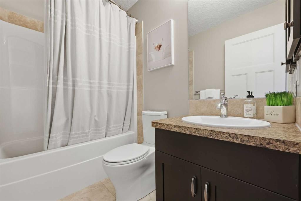 344 Sunset View, Cochrane, AB - Indoor Photo Showing Bathroom