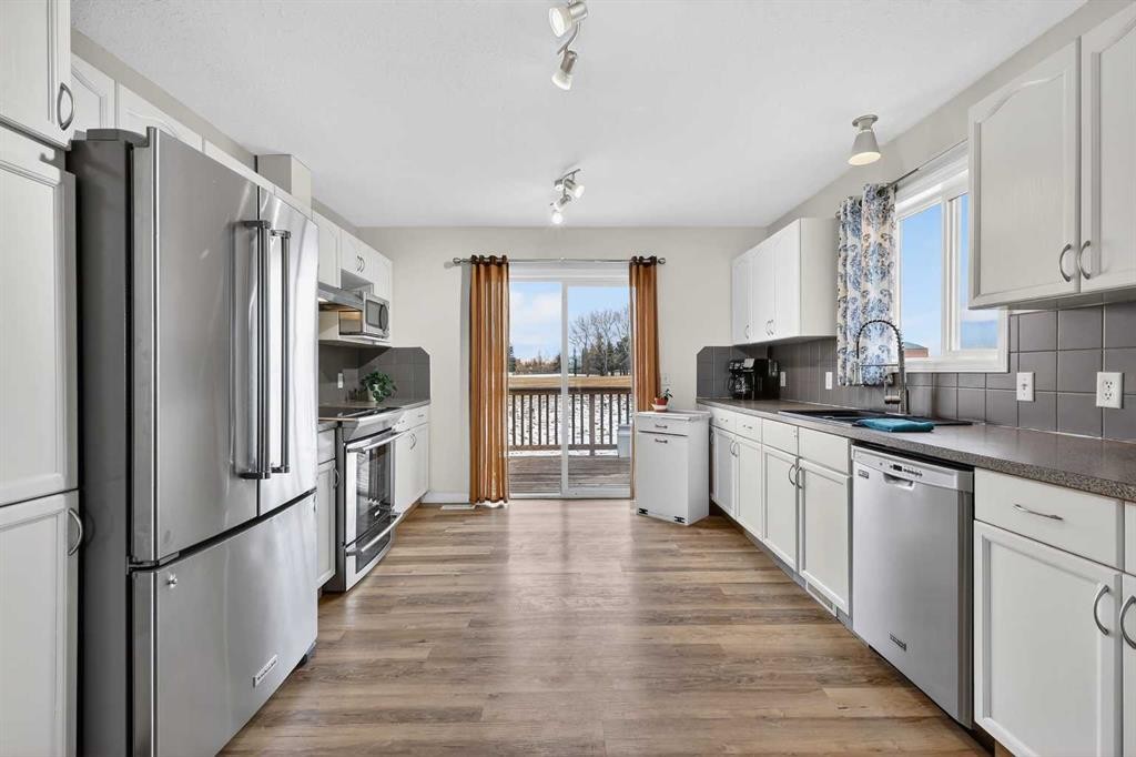 1175 Strathcona Road, Strathmore, AB - Indoor Photo Showing Kitchen