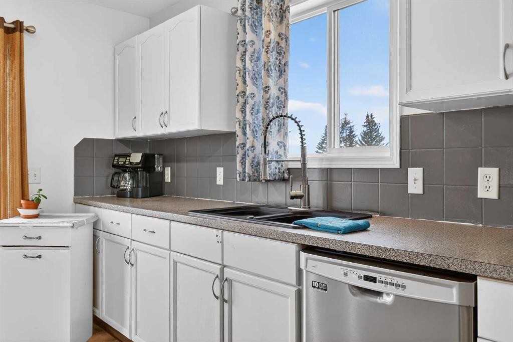 1175 Strathcona Road, Strathmore, AB - Indoor Photo Showing Kitchen With Double Sink