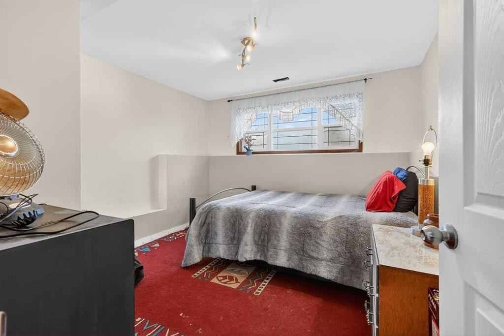 1175 Strathcona Road, Strathmore, AB - Indoor Photo Showing Bedroom