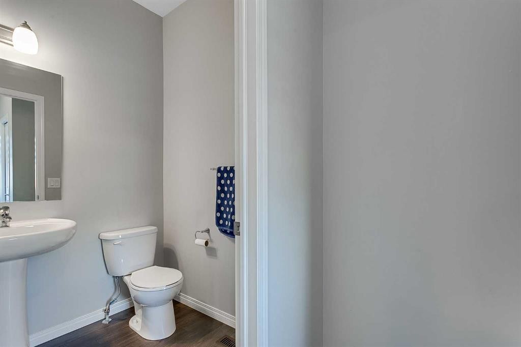 254 Walgrove Terrace Se, Calgary, AB - Indoor Photo Showing Bathroom