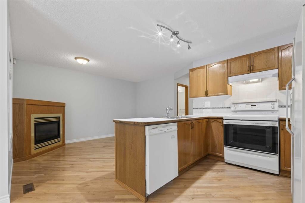 88 Scenic Gardens Nw, Calgary, AB - Indoor Photo Showing Kitchen
