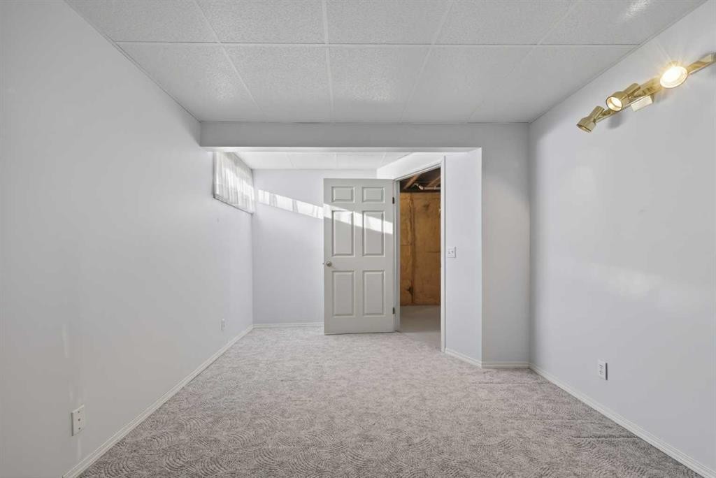88 Scenic Gardens Nw, Calgary, AB - Indoor Photo Showing Other Room