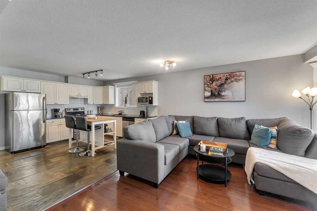 201-215 17 Avenue Ne, Calgary, AB - Indoor Photo Showing Living Room