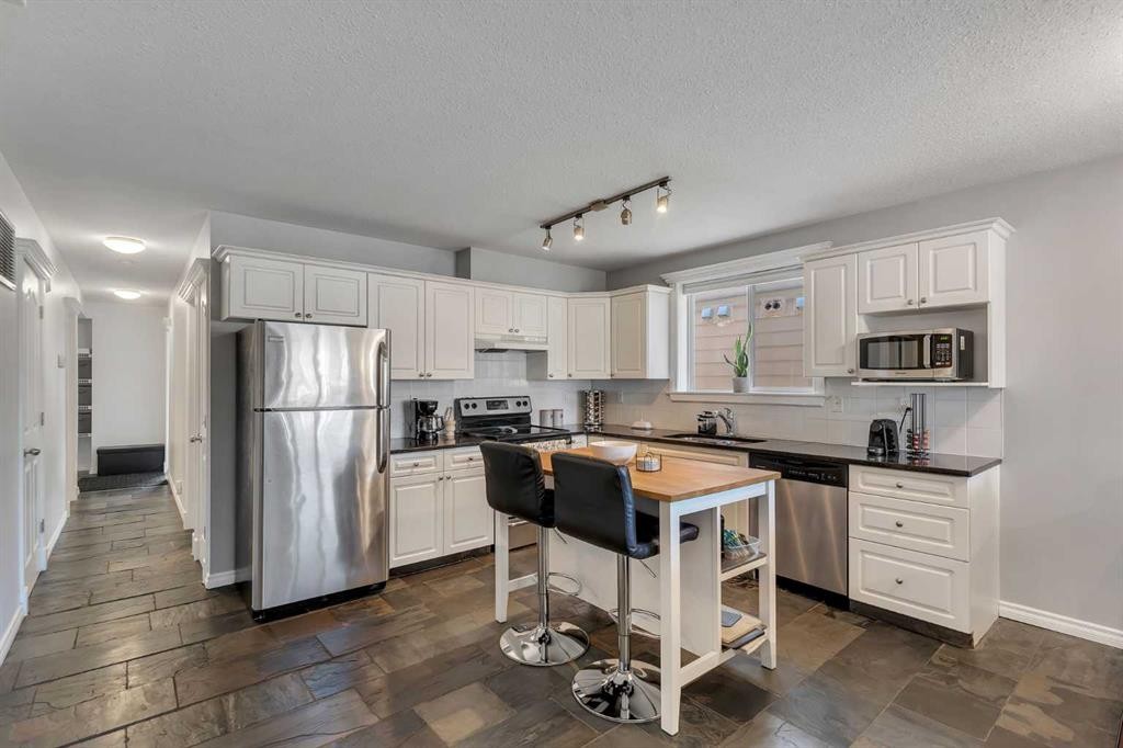 201-215 17 Avenue Ne, Calgary, AB - Indoor Photo Showing Kitchen
