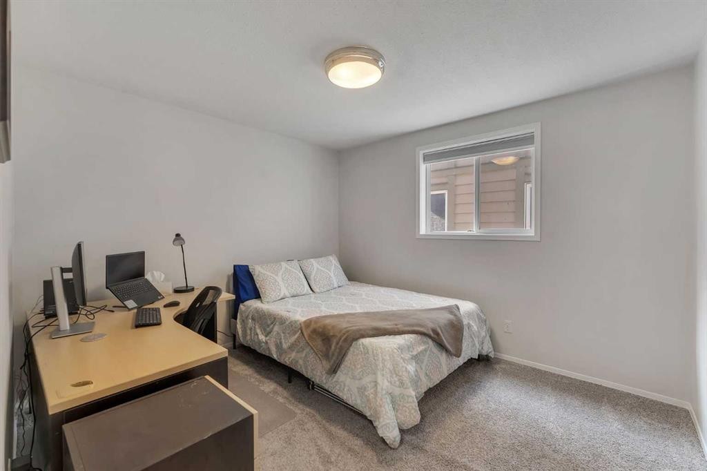 201-215 17 Avenue Ne, Calgary, AB - Indoor Photo Showing Bedroom