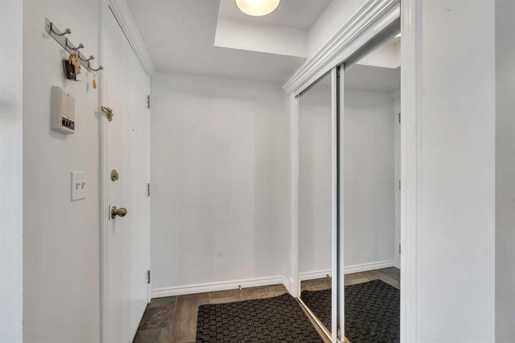 201-215 17 Avenue Ne, Calgary, AB - Indoor Photo Showing Other Room
