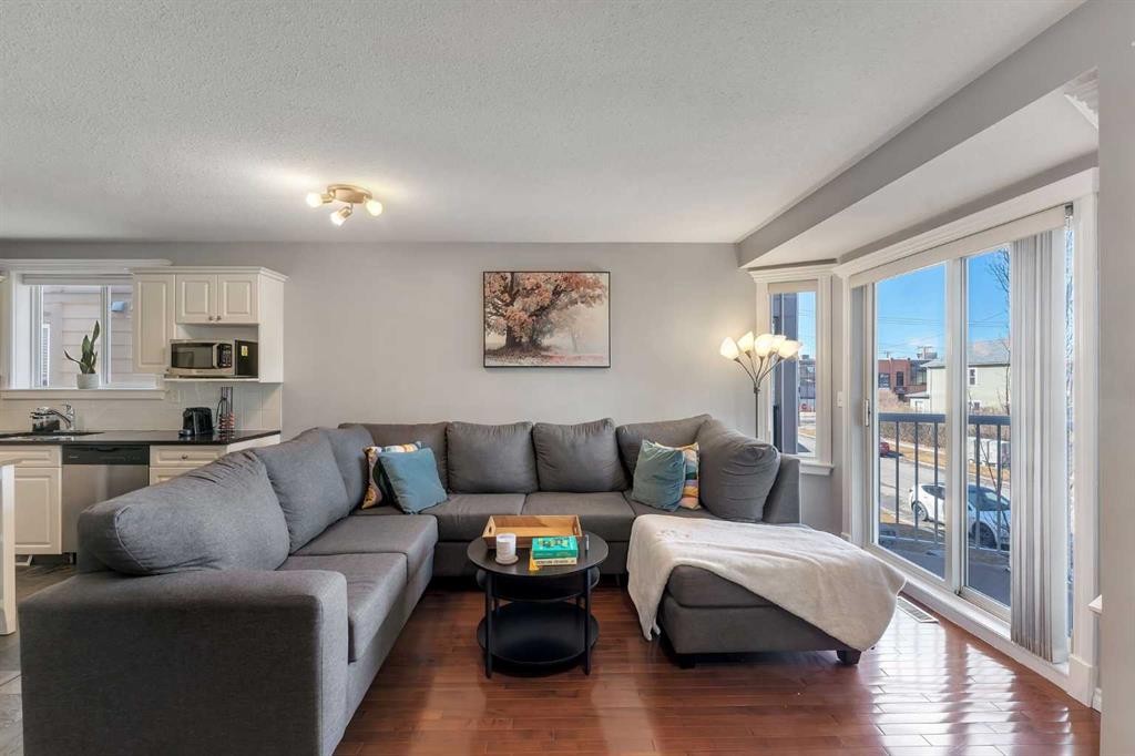 201-215 17 Avenue Ne, Calgary, AB - Indoor Photo Showing Living Room