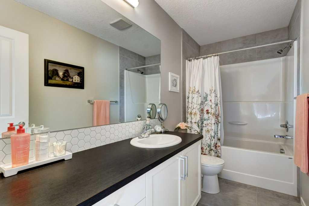 444 Legacy Point Se, Calgary, AB - Indoor Photo Showing Bathroom