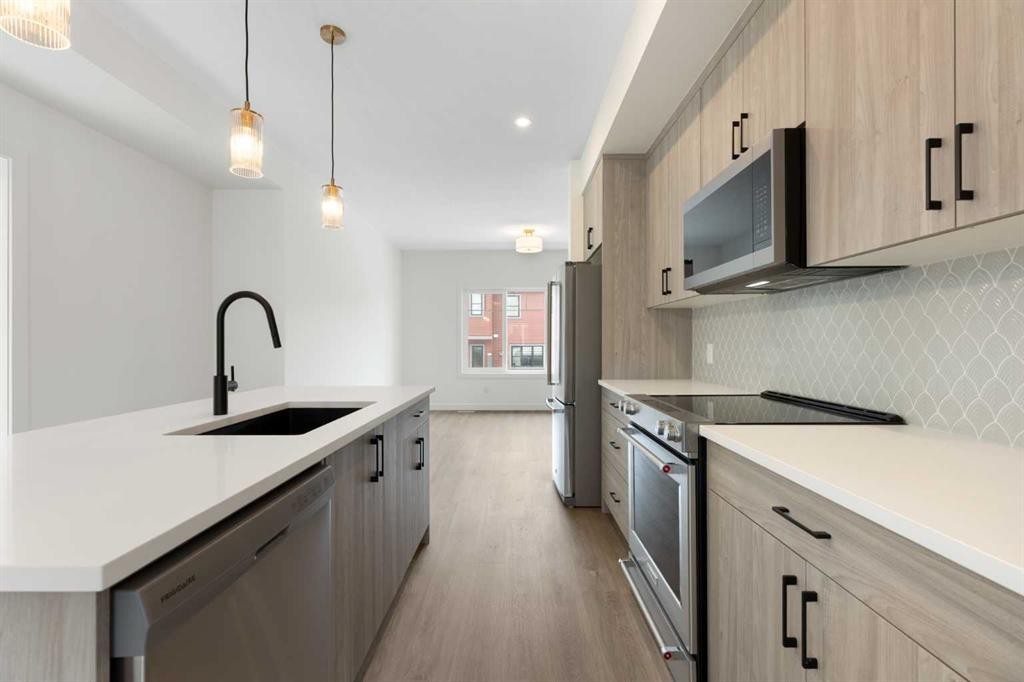 116-2231 81St Street Sw, Calgary, AB - Indoor Photo Showing Kitchen With Upgraded Kitchen