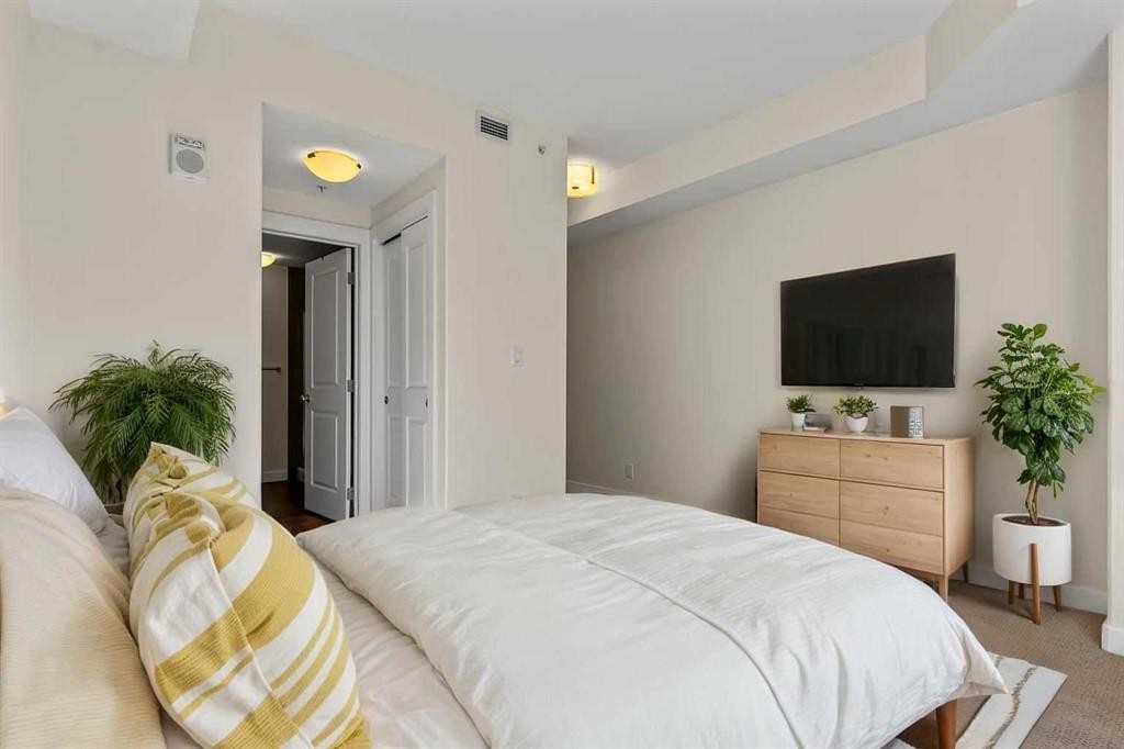 310-16 Varsity Estates Circle Nw, Calgary, AB - Indoor Photo Showing Bedroom