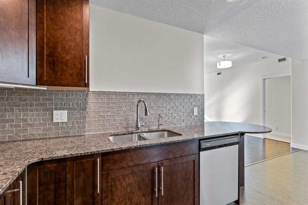 310-16 Varsity Estates Circle Nw, Calgary, AB - Indoor Photo Showing Kitchen With Double Sink