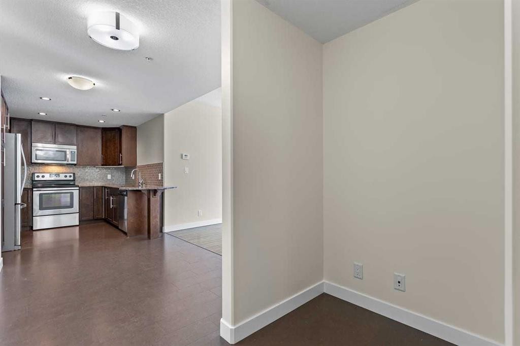 310-16 Varsity Estates Circle Nw, Calgary, AB - Indoor Photo Showing Kitchen