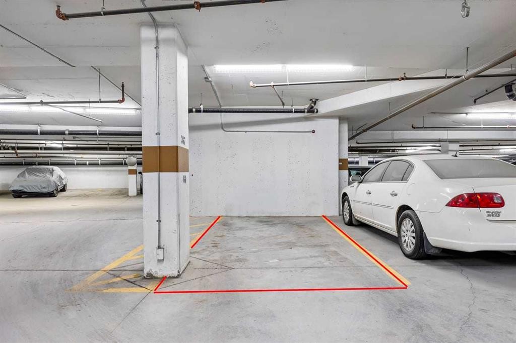 310-16 Varsity Estates Circle Nw, Calgary, AB - Indoor Photo Showing Garage