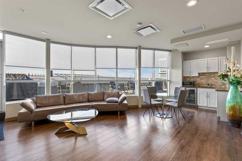 310-16 Varsity Estates Circle Nw, Calgary, AB - Indoor Photo Showing Living Room