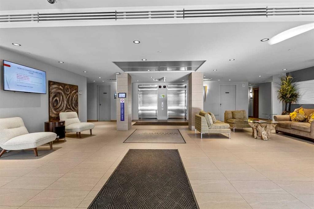 310-16 Varsity Estates Circle Nw, Calgary, AB - Indoor Photo Showing Garage