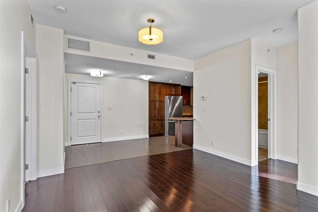 310-16 Varsity Estates Circle Nw, Calgary, AB - Indoor