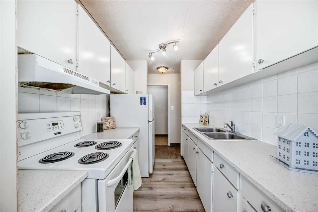 402-319 2 Avenue, Strathmore, AB - Indoor Photo Showing Kitchen With Double Sink