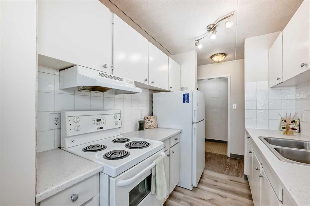 402-319 2 Avenue, Strathmore, AB - Indoor Photo Showing Kitchen With Double Sink