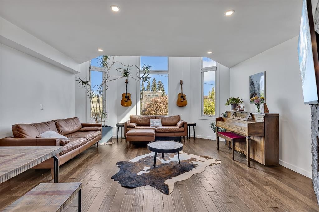 2033 21 Avenue Sw, Calgary, AB - Indoor Photo Showing Living Room