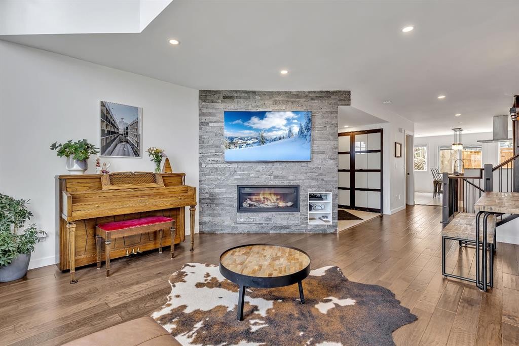 2033 21 Avenue Sw, Calgary, AB - Indoor Photo Showing Living Room With Fireplace