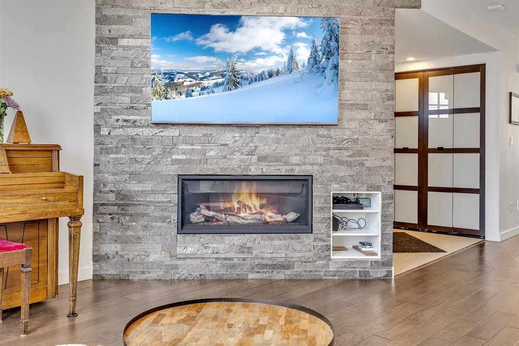 2033 21 Avenue Sw, Calgary, AB - Indoor Photo Showing Living Room With Fireplace