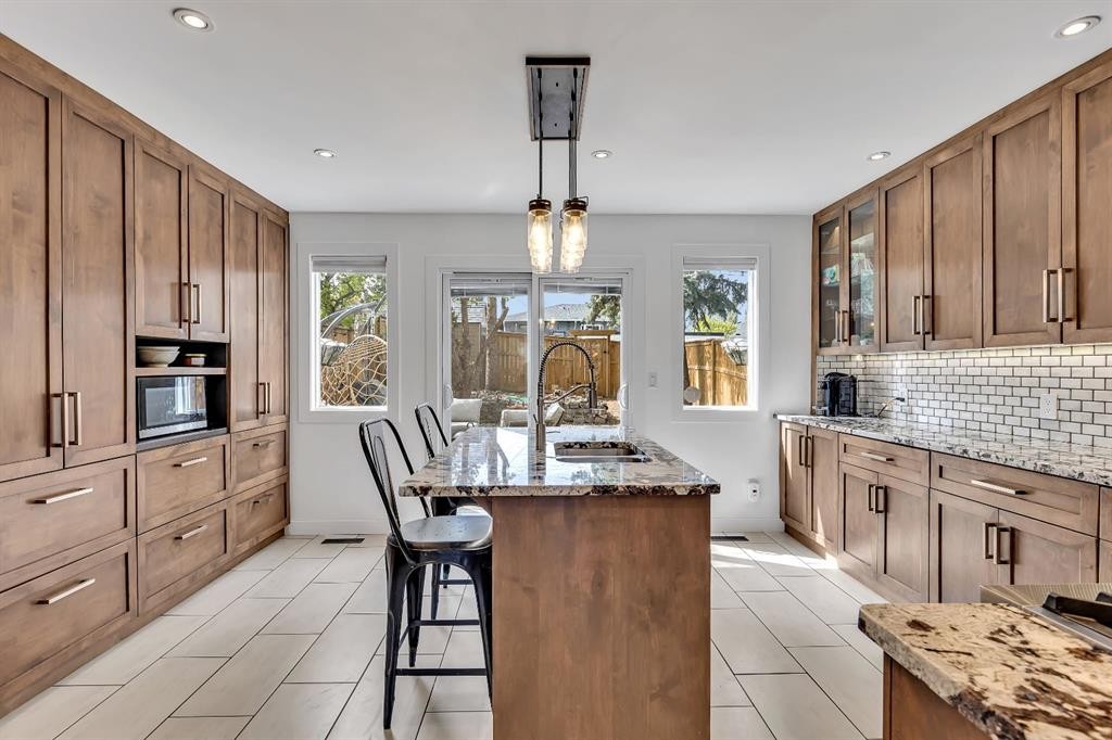 2033 21 Avenue Sw, Calgary, AB - Indoor Photo Showing Kitchen