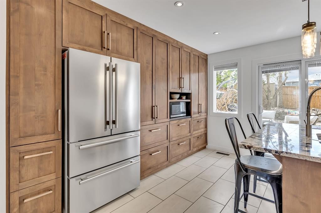 2033 21 Avenue Sw, Calgary, AB - Indoor Photo Showing Kitchen