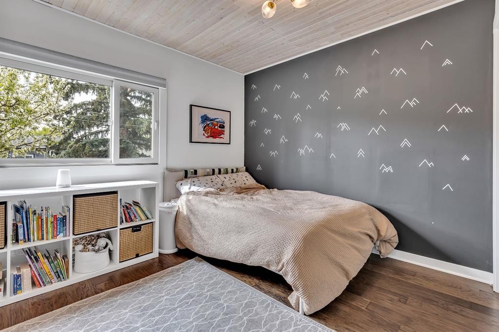 2033 21 Avenue Sw, Calgary, AB - Indoor Photo Showing Bedroom