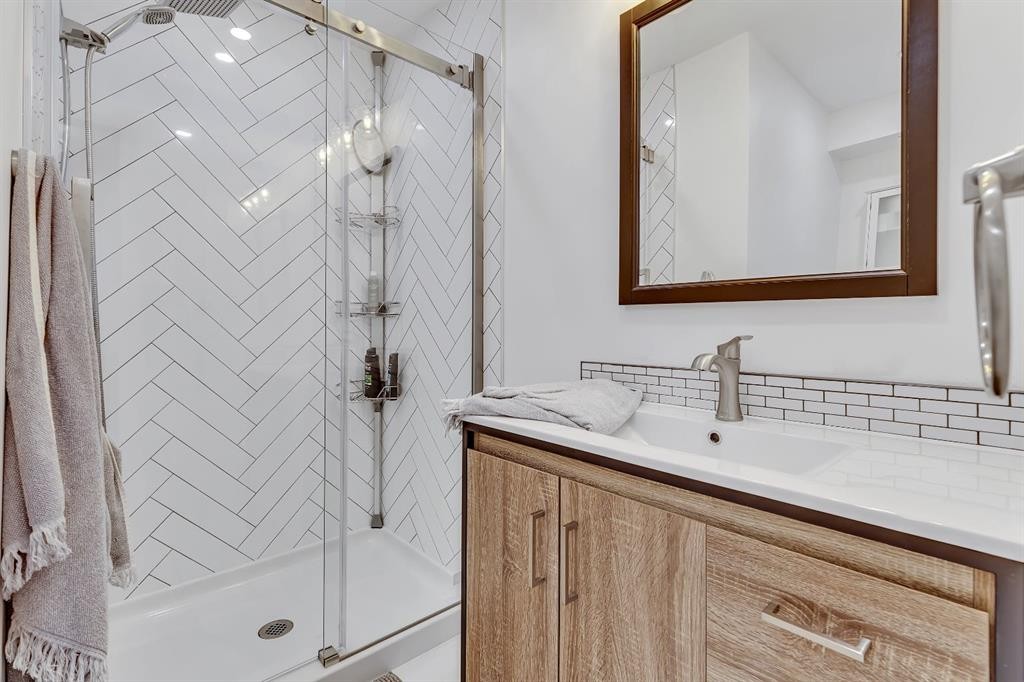 2033 21 Avenue Sw, Calgary, AB - Indoor Photo Showing Bathroom