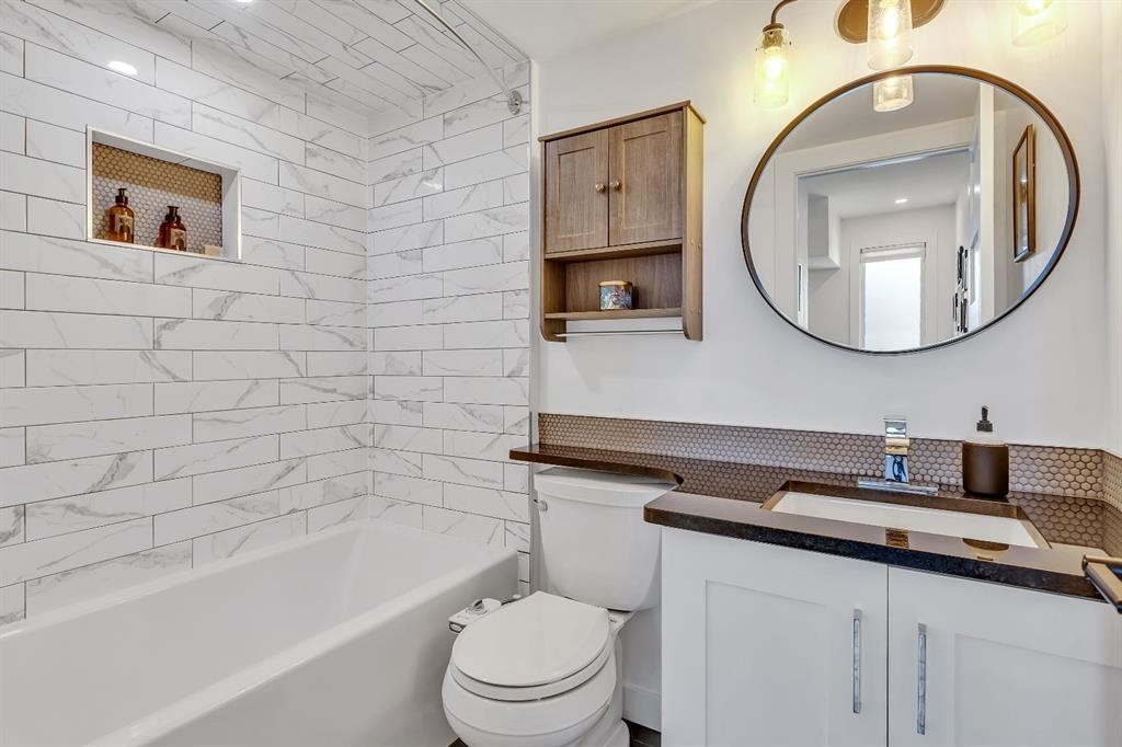 2033 21 Avenue Sw, Calgary, AB - Indoor Photo Showing Bathroom