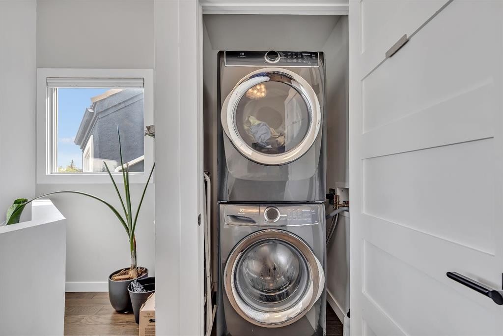 2033 21 Avenue Sw, Calgary, AB - Indoor Photo Showing Laundry Room