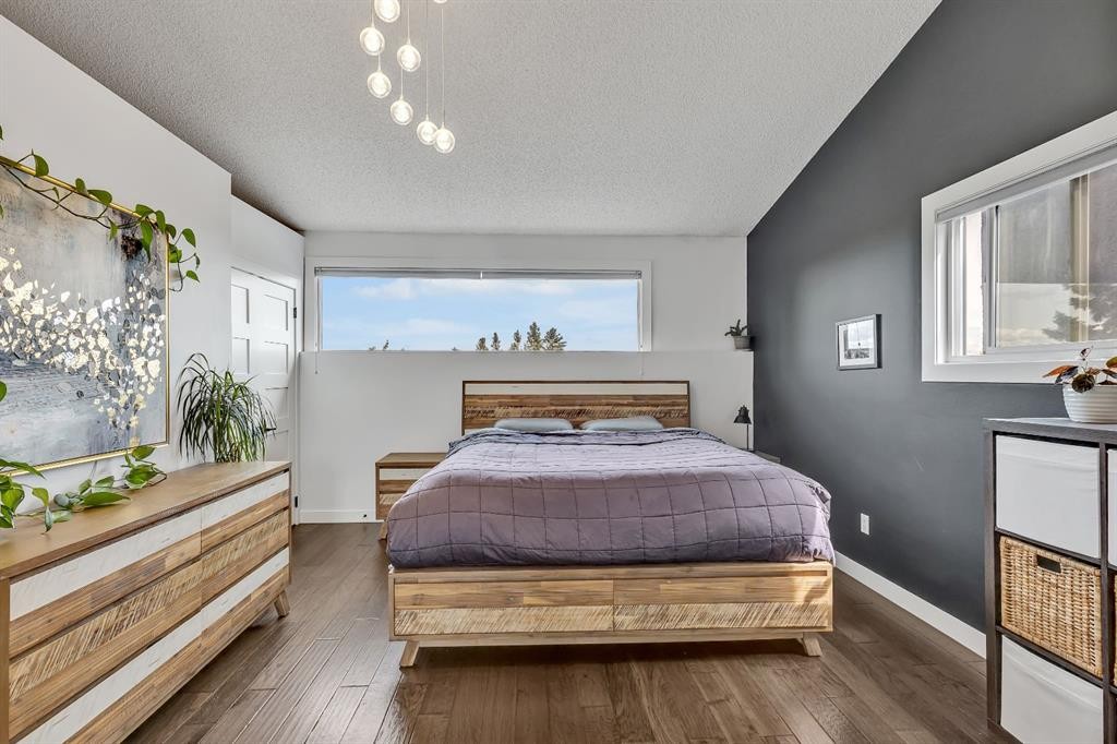 2033 21 Avenue Sw, Calgary, AB - Indoor Photo Showing Bedroom