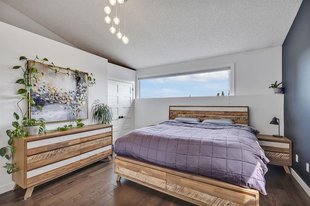 2033 21 Avenue Sw, Calgary, AB - Indoor Photo Showing Bedroom