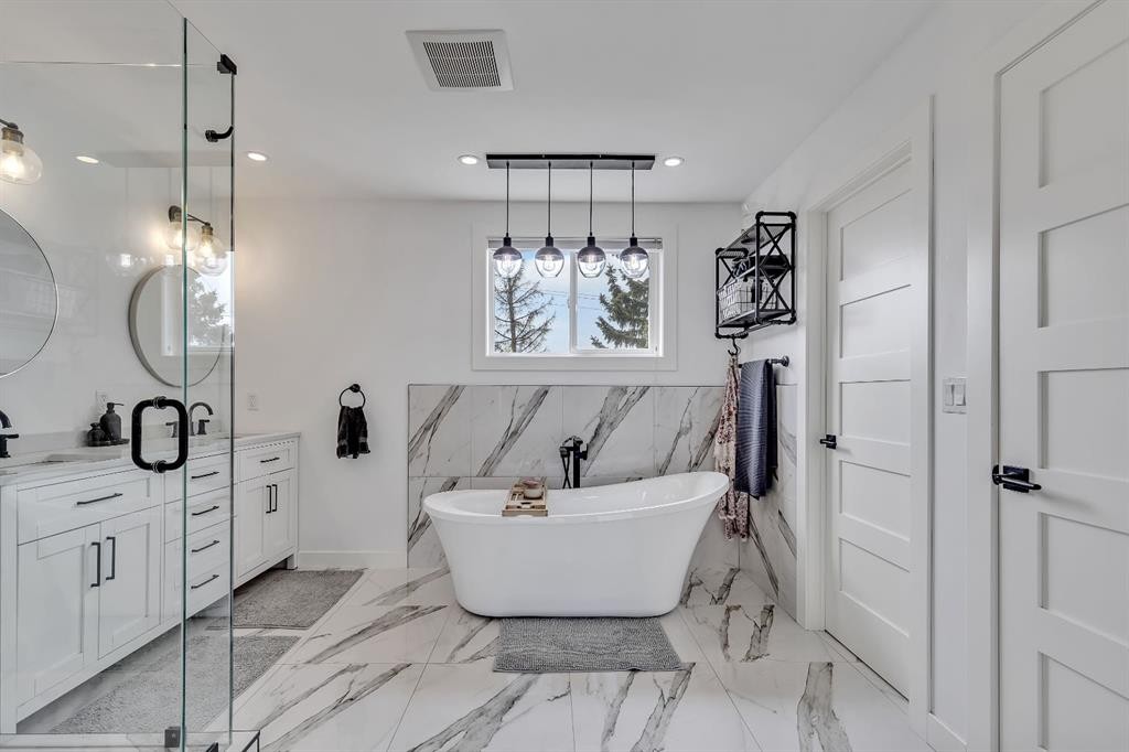 2033 21 Avenue Sw, Calgary, AB - Indoor Photo Showing Bathroom