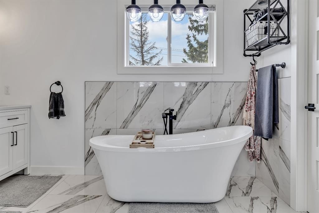 2033 21 Avenue Sw, Calgary, AB - Indoor Photo Showing Bathroom