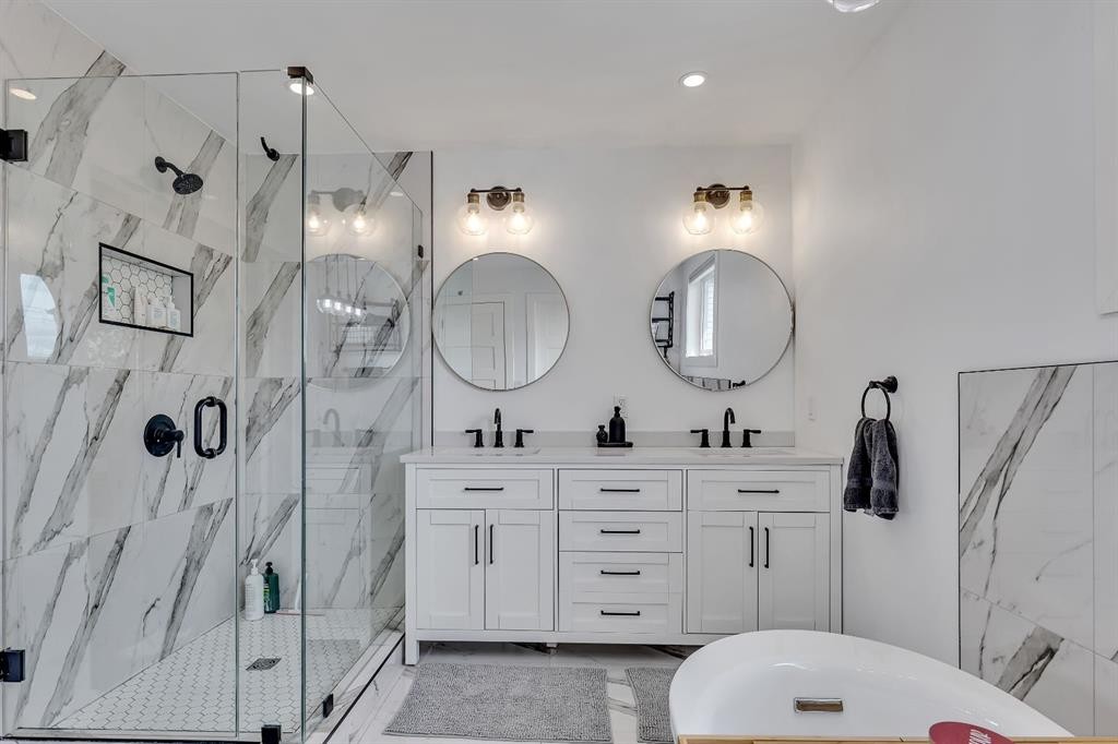 2033 21 Avenue Sw, Calgary, AB - Indoor Photo Showing Bathroom